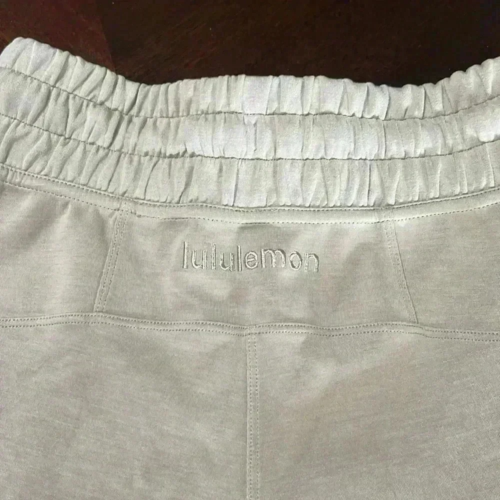 Lululemon Soft Ambitions Hi Rise Shorts in Trench 4”